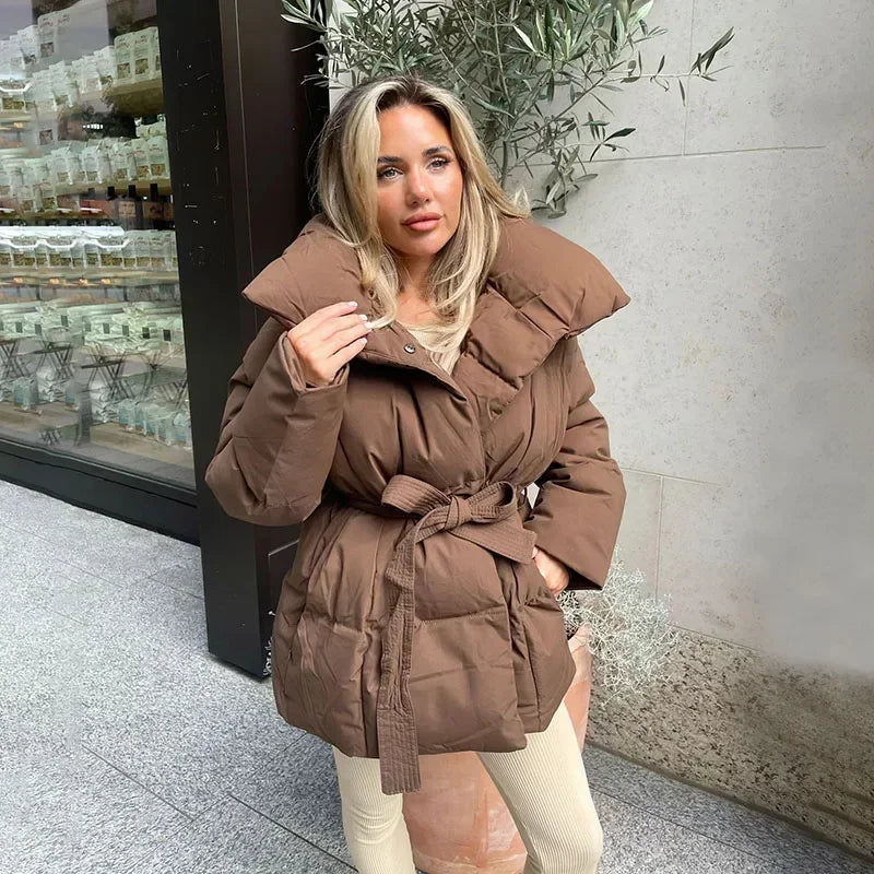 Doudoune femme courte ceinturée à grand col 3