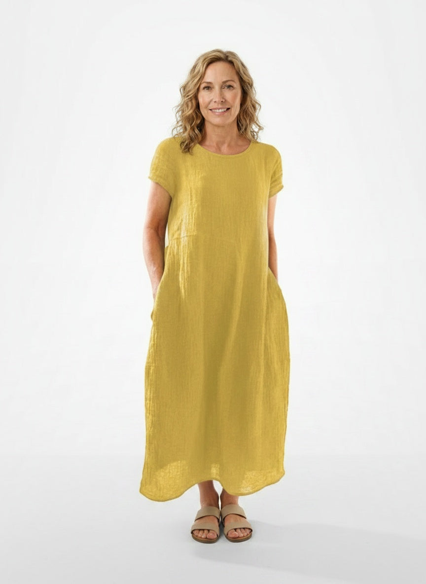 Full body view of the model wearing Robe midi à manches courtes femme