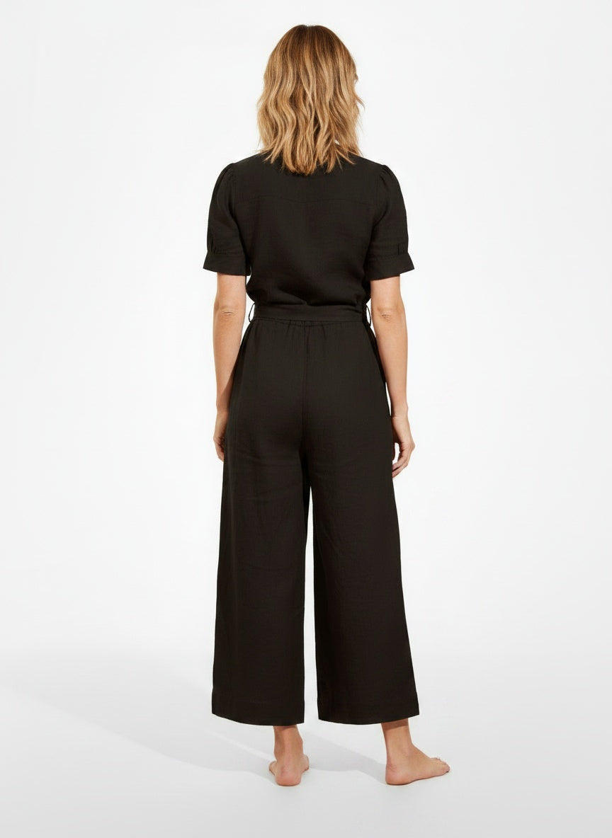 Back pose of the model wearing Combinaison avec ceinture et manches courtes femme