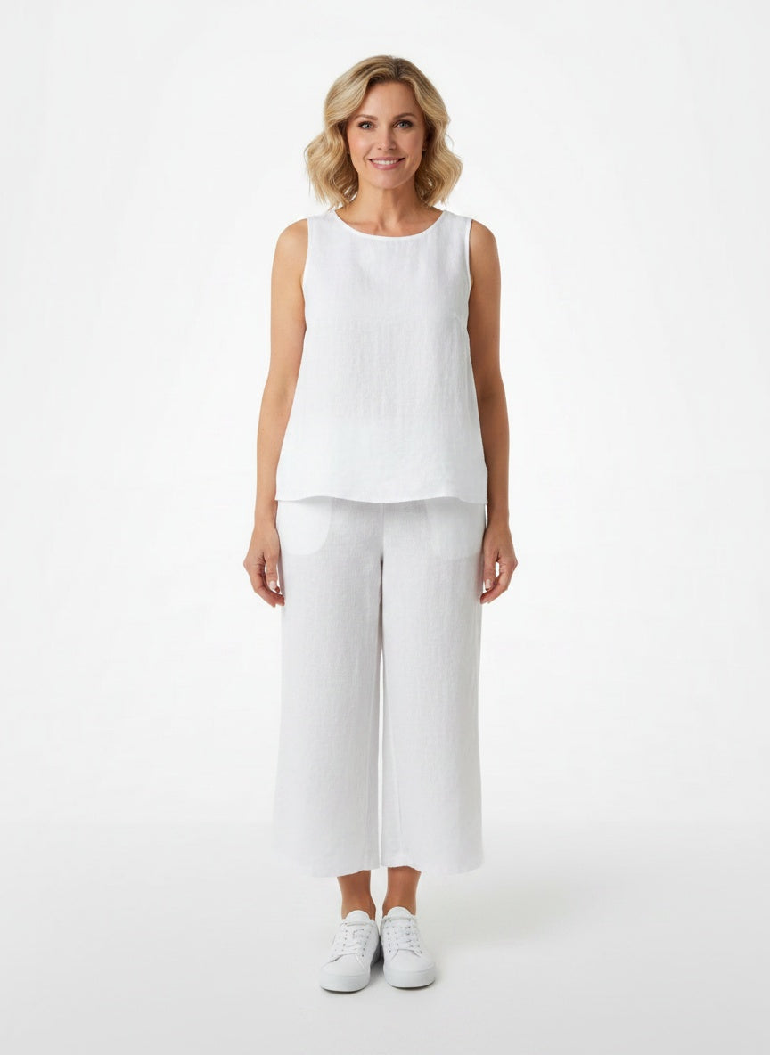 Full body view of the model wearing Ensemble d'été deux pièces avec top et pantalon décontracté femme