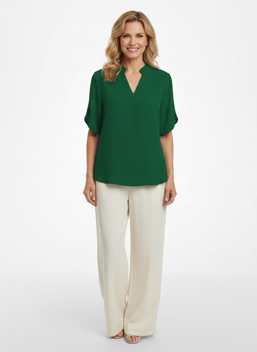 Full body view of the model wearing Blouse à manches courtes femme