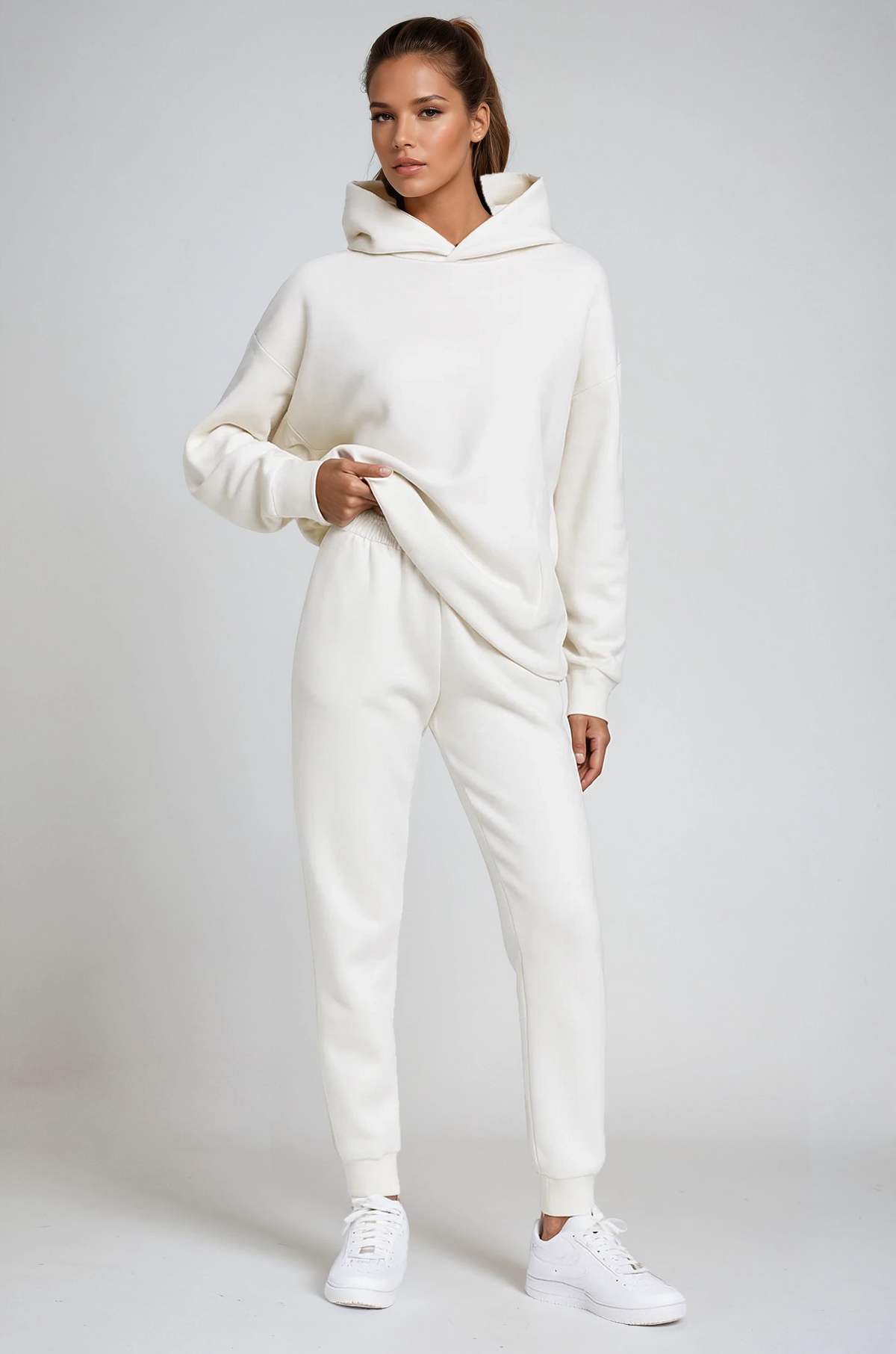 Ensemble détente femme à capuche avec pantalon de jogging et bords côtelés 1