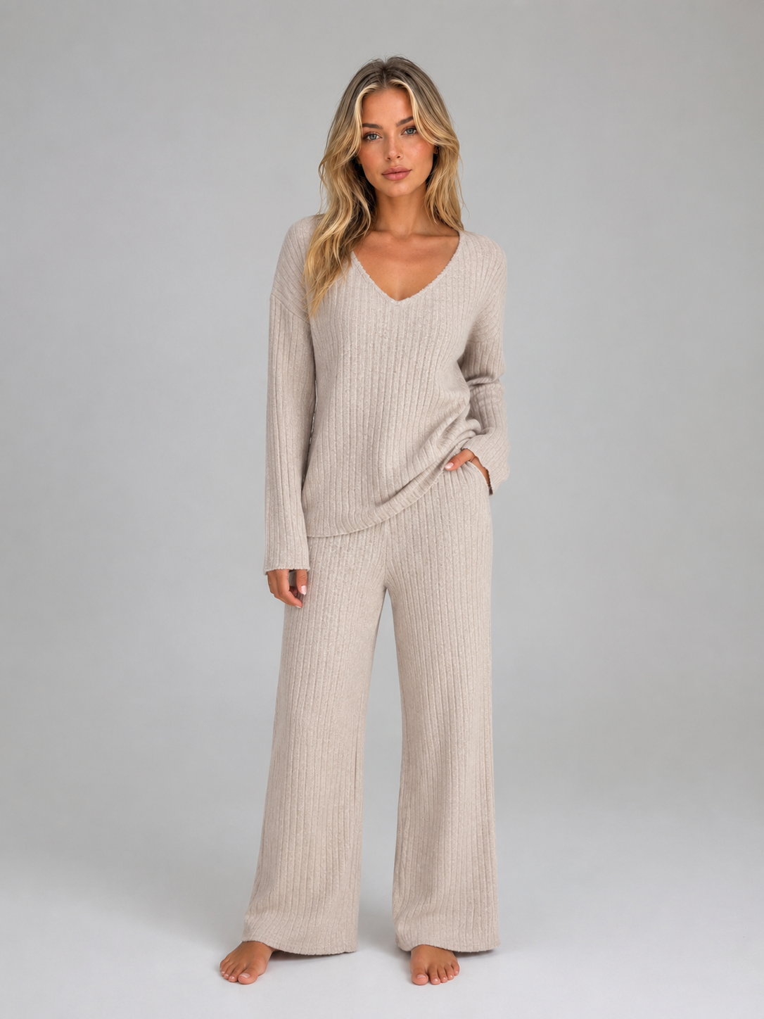 Ensemble femme en maille côtelée pull col V et pantalon large 1