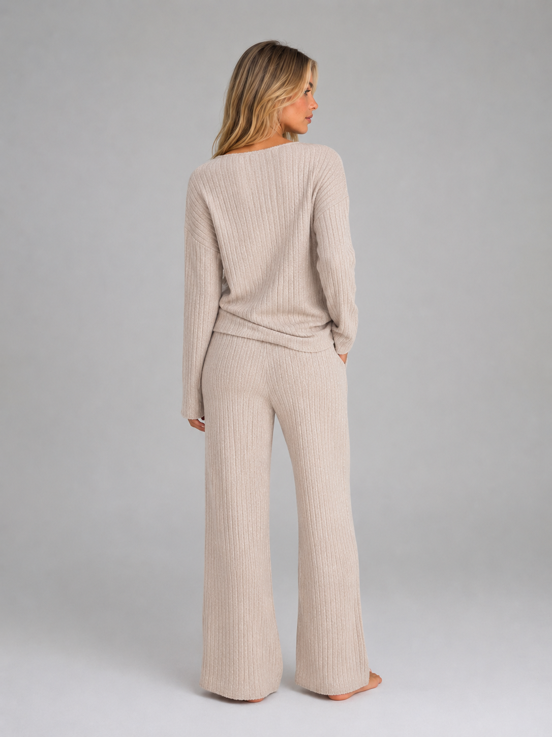 Ensemble femme en maille côtelée pull col V et pantalon large 2