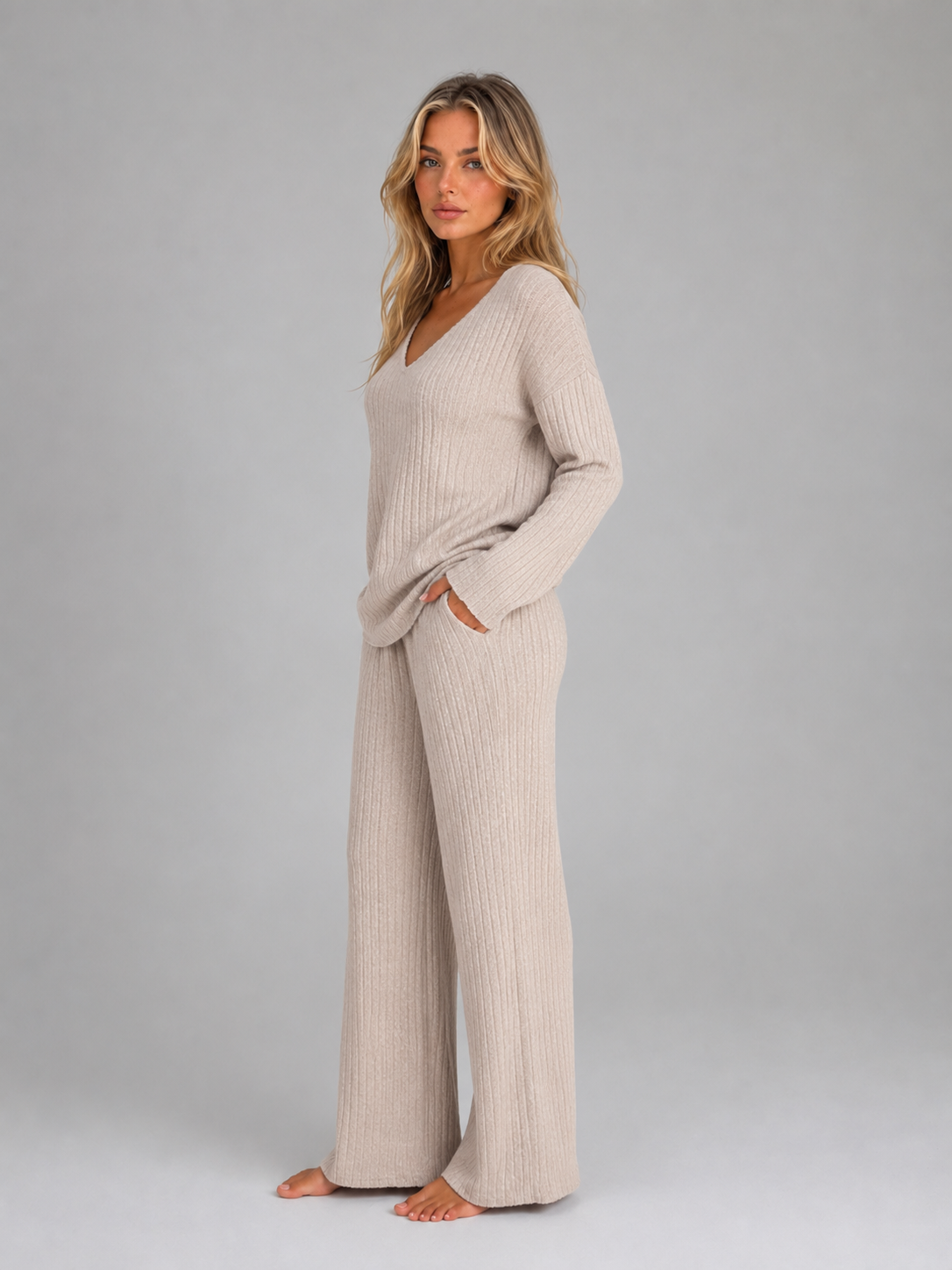 Ensemble femme en maille côtelée pull col V et pantalon large 3