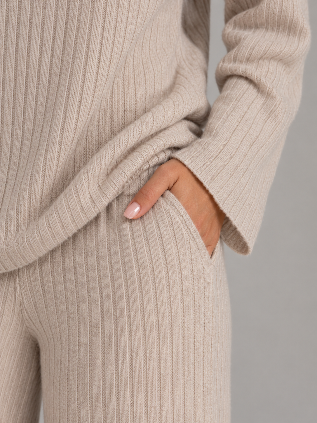 Ensemble femme en maille côtelée pull col V et pantalon large 7