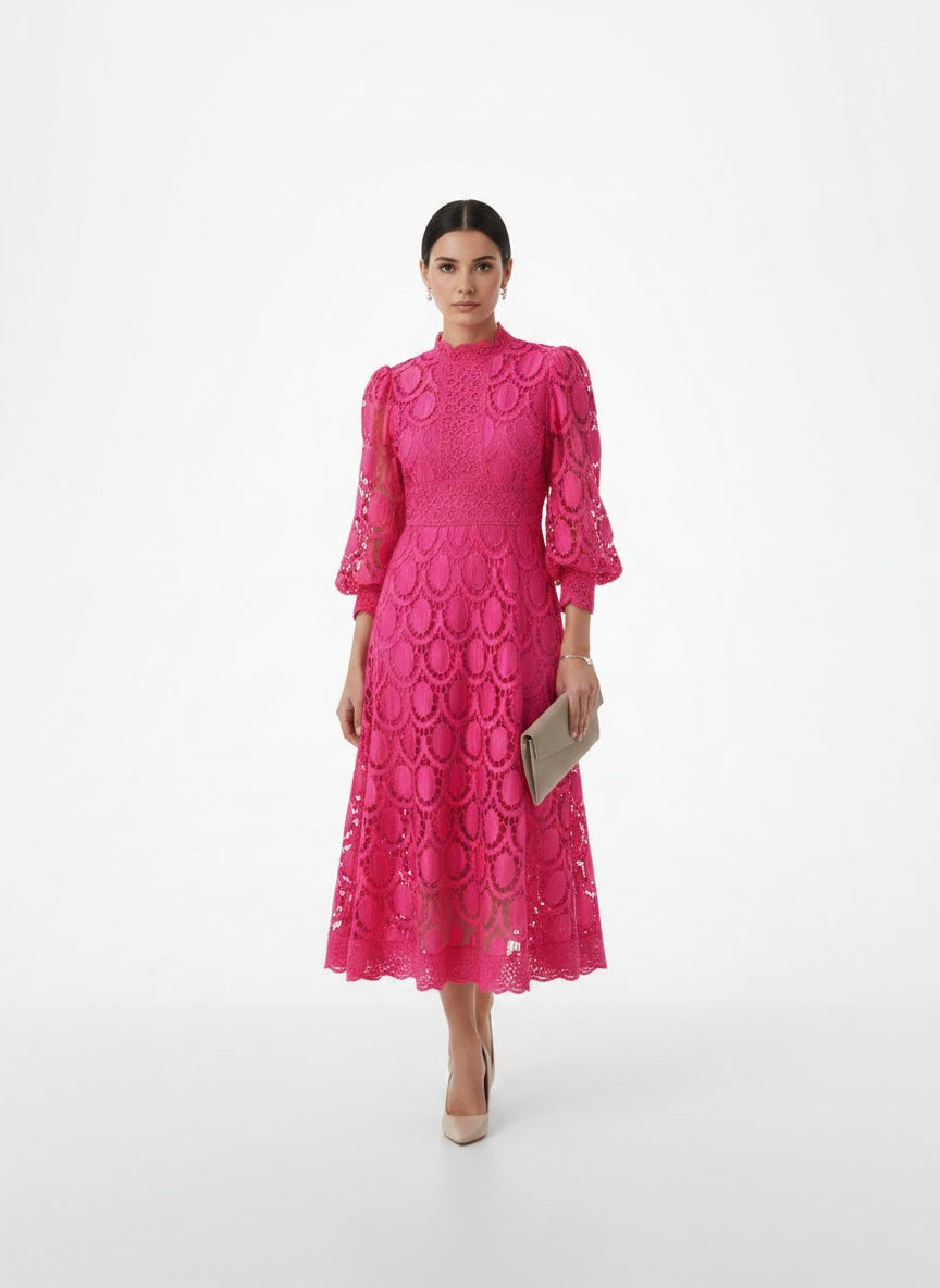 Full body view of the model wearing Robe midi en dentelle femme