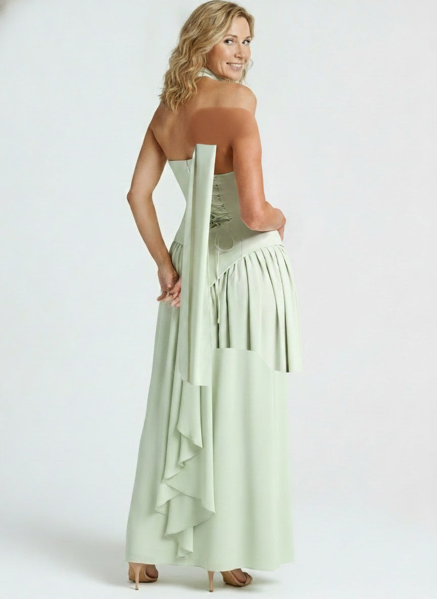 Back pose of the model wearing Robe maxi bustier avec fente haute et taille asymétrique femme