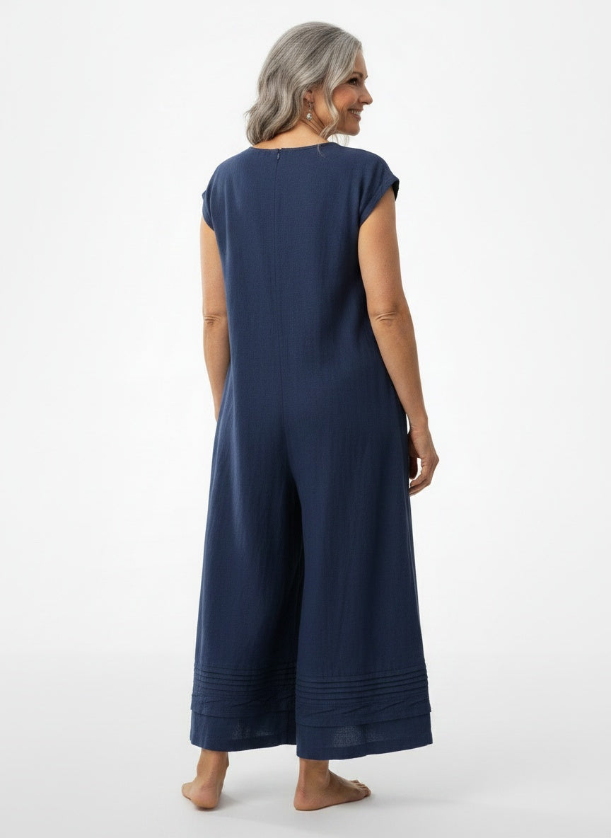 Back pose of the model wearing Combinaison ample femme