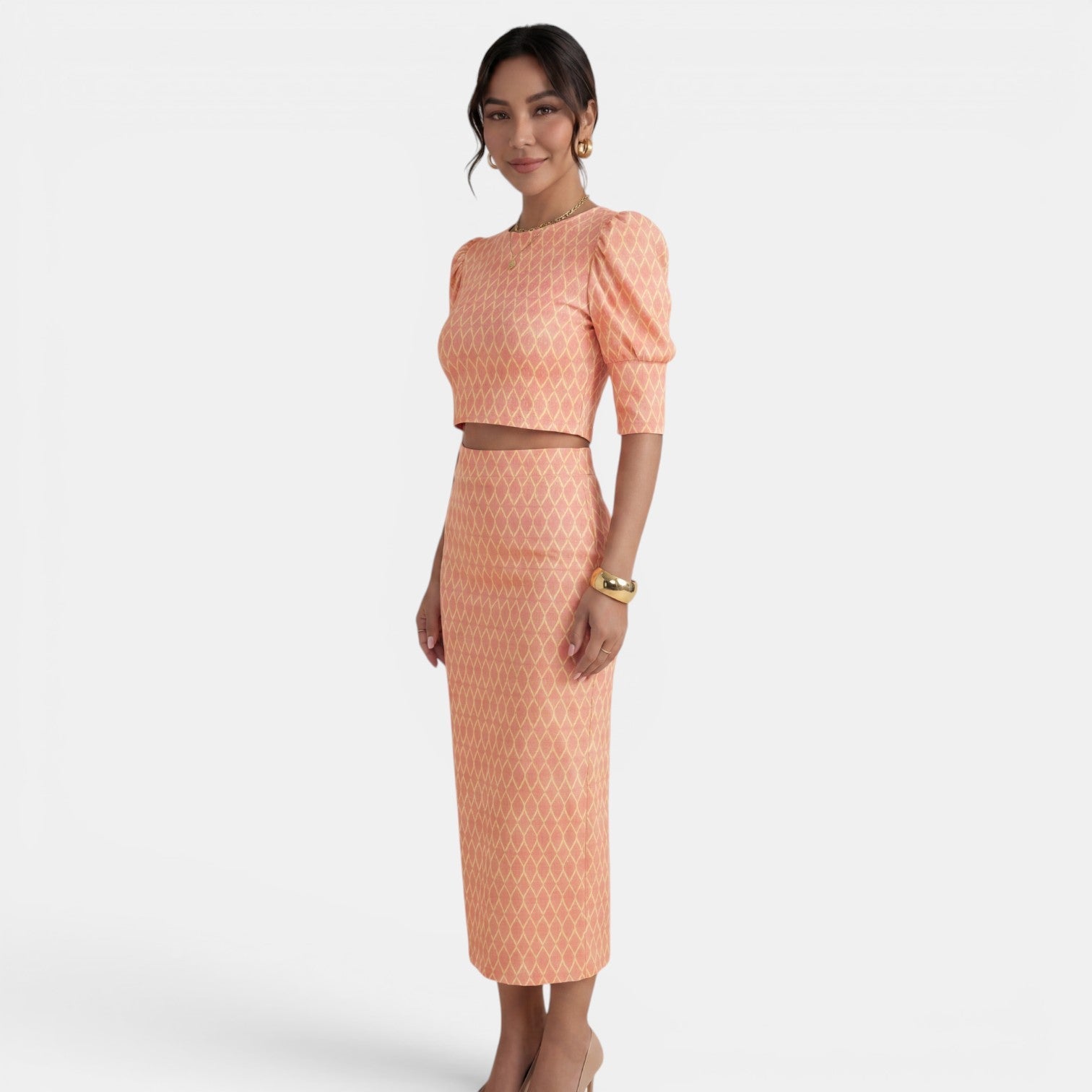 Ensemble femme deux pièces, top court et jupe fendue