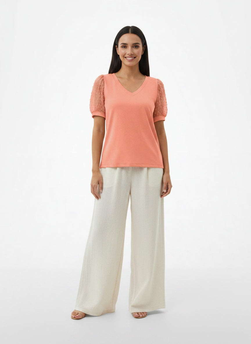 Full body view of the model wearing T-shirt léger femme