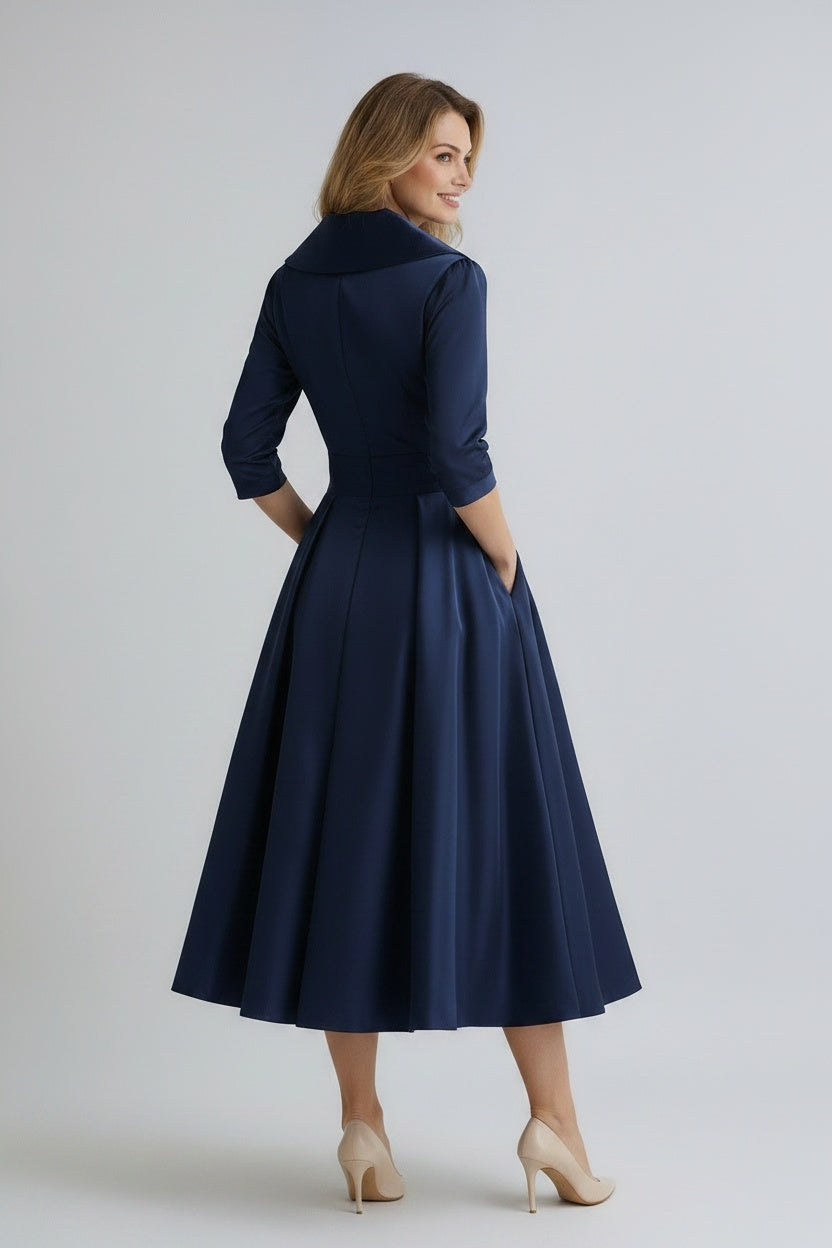 Back pose of the model wearing Robe midi avec col élégant femme