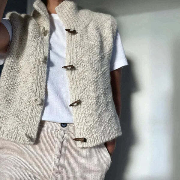 Gilet femme en maille structurée à col montant, chaud et minimaliste 2