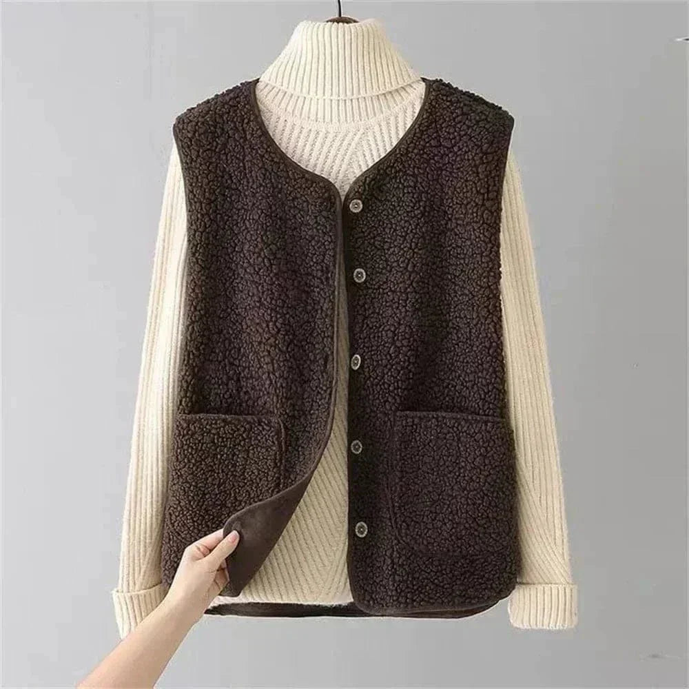Gilet femme sans manches boutonné à poches et coupe droite 2