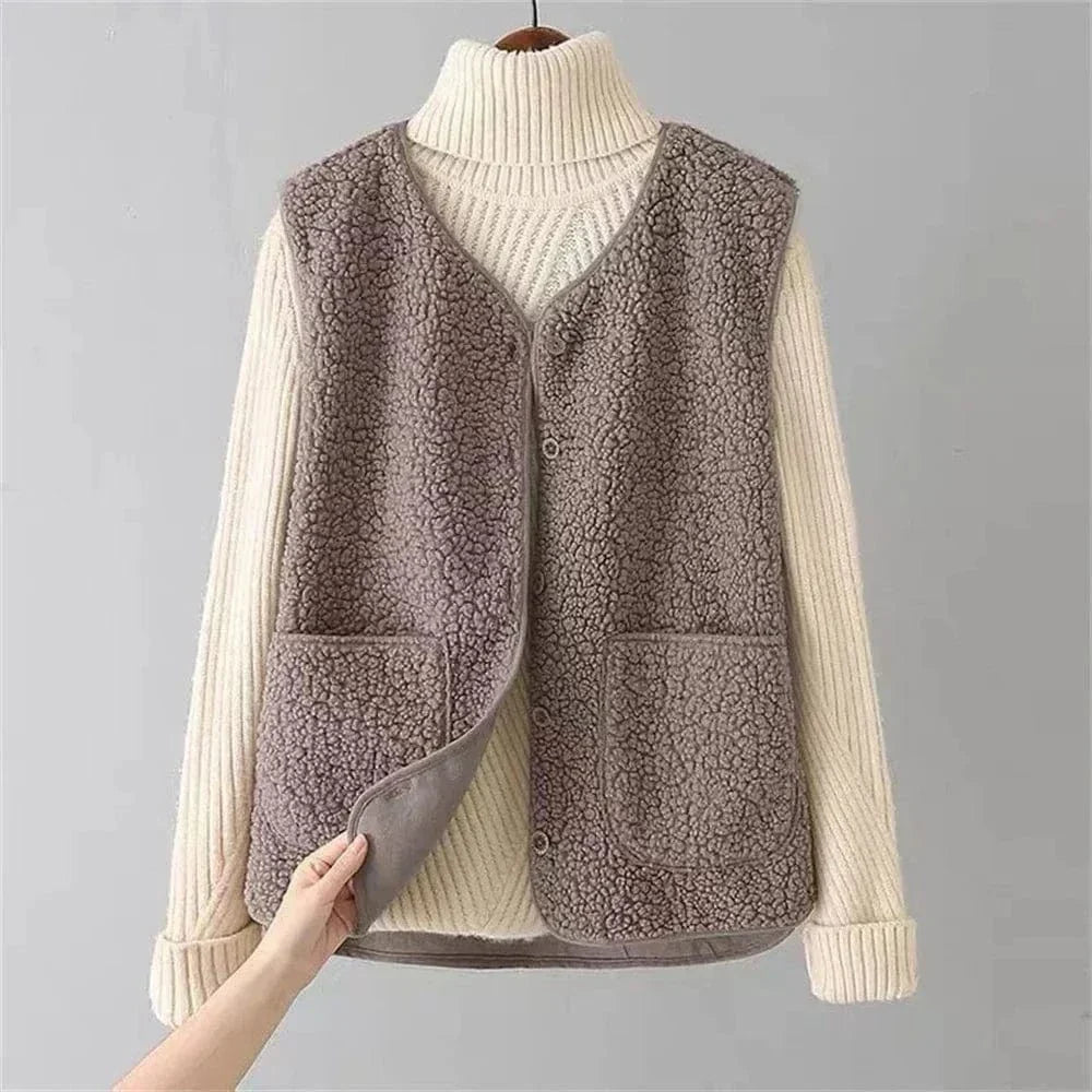 Gilet femme sans manches boutonné à poches et coupe droite 3