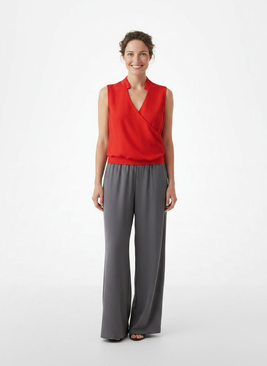 Full body view of the model wearing Top d'été à col en V femme
