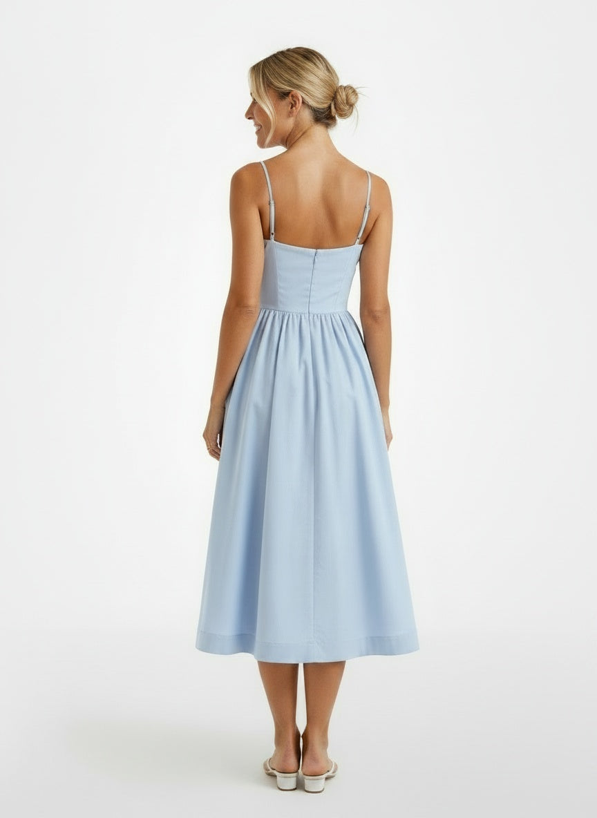 Back pose of the model wearing Robe midi fluide femme