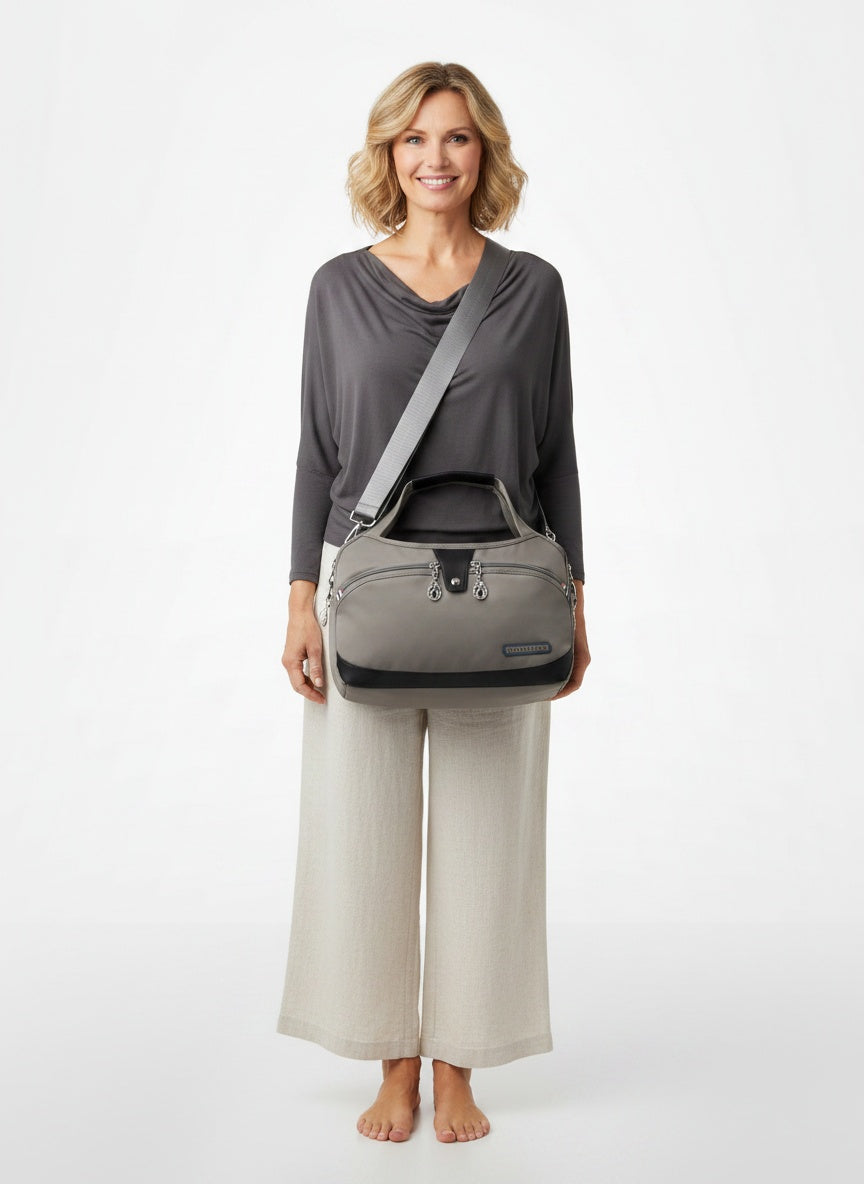 Full body view of the model wearing Sac à main antivol élégant femme