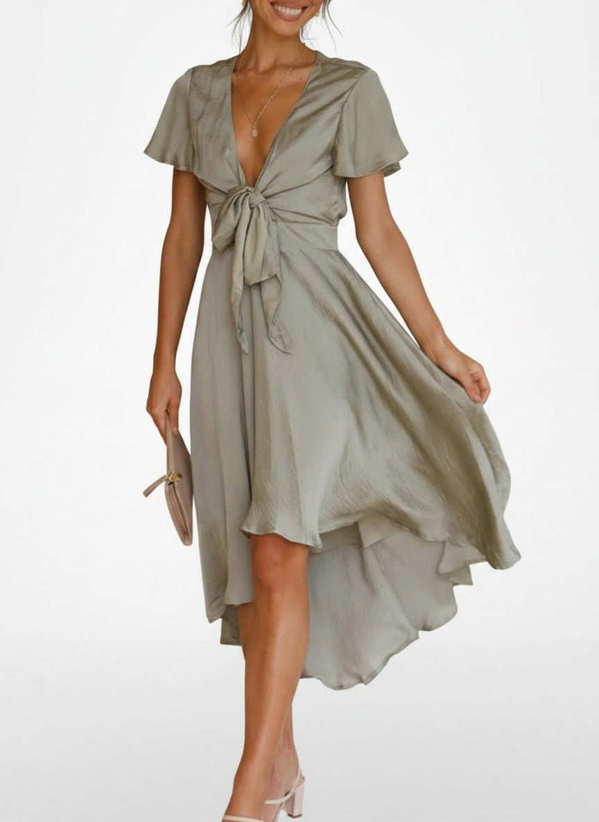 Full body view of the model wearing Robe midi élégante femme