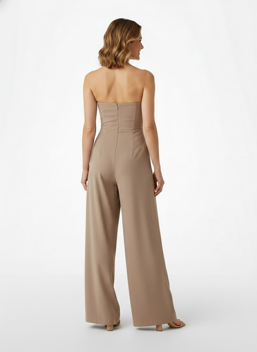 Back pose of the model wearing Combinaison bustier femme