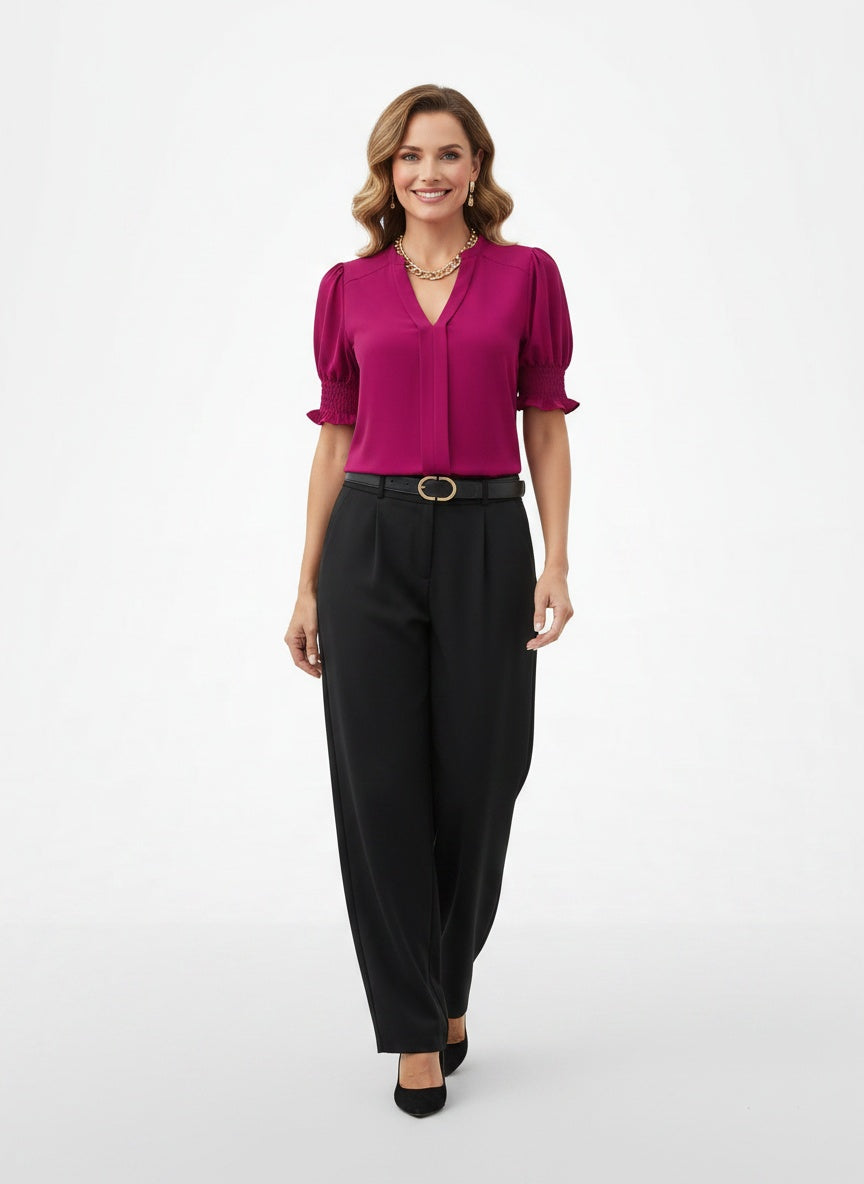 Full body view of the model wearing Blouse à manches courtes et col en V femme