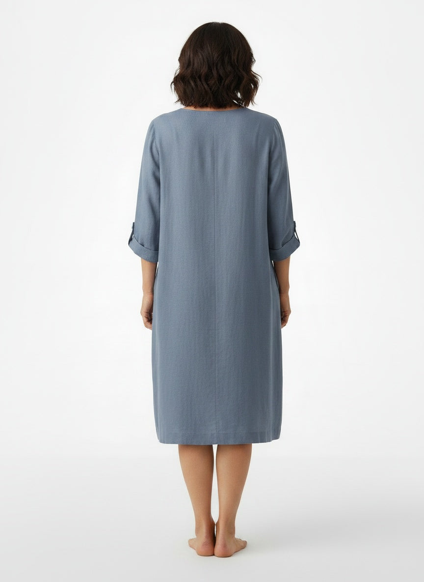 Back pose of the model wearing Robe midi à col en V et manches trois-quarts femme