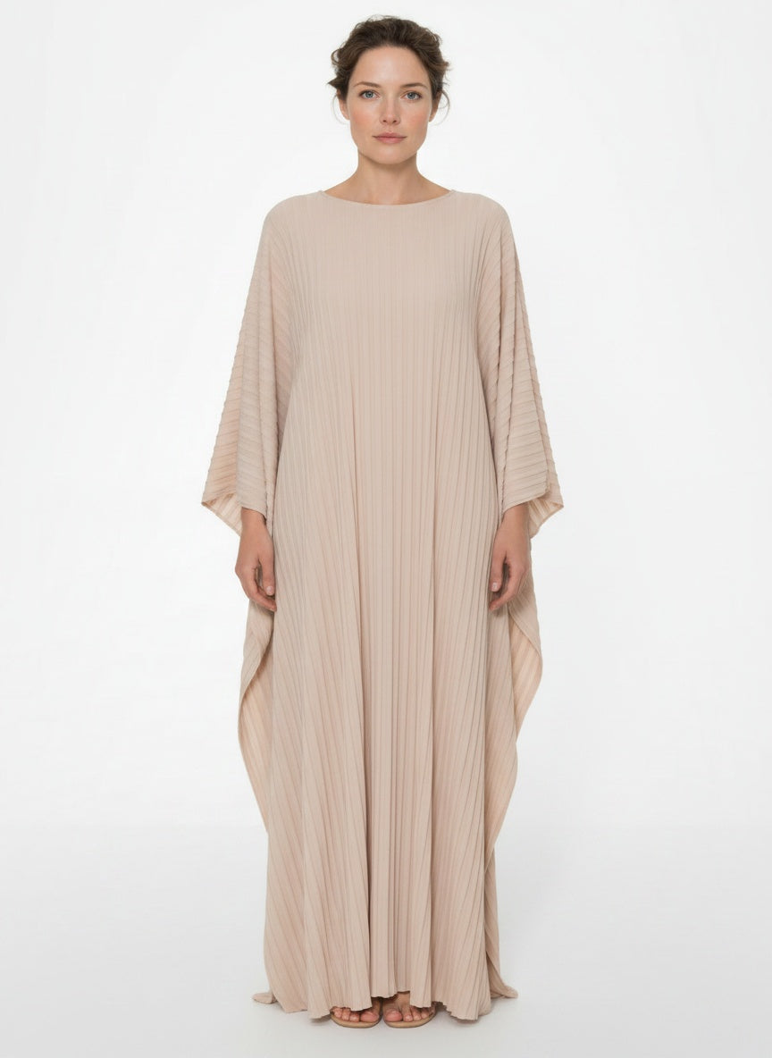 Full body view of the model wearing Robe maxi avec cape femme
