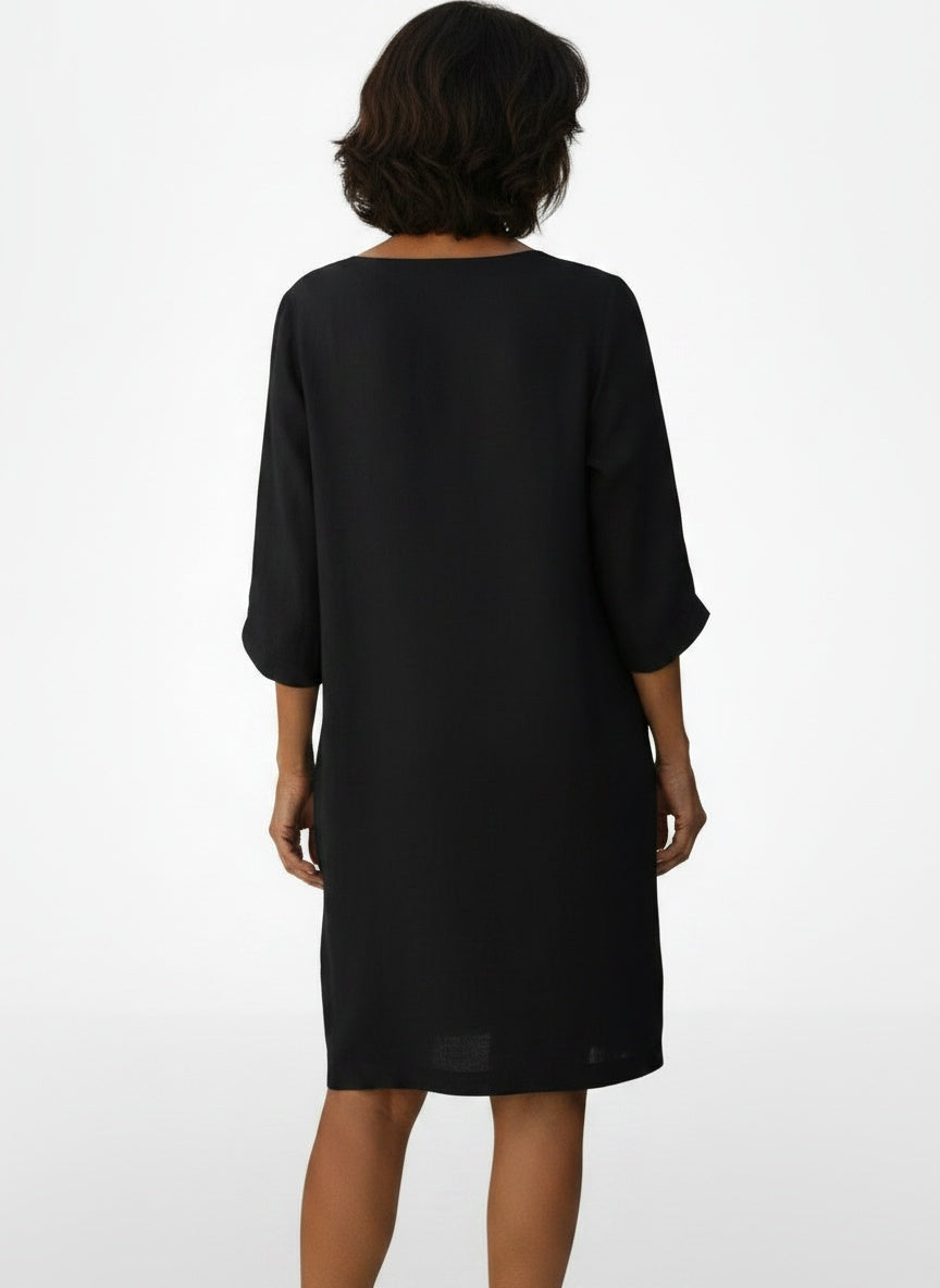 Back pose of the model wearing Robe midi à col en V et manches trois-quarts femme