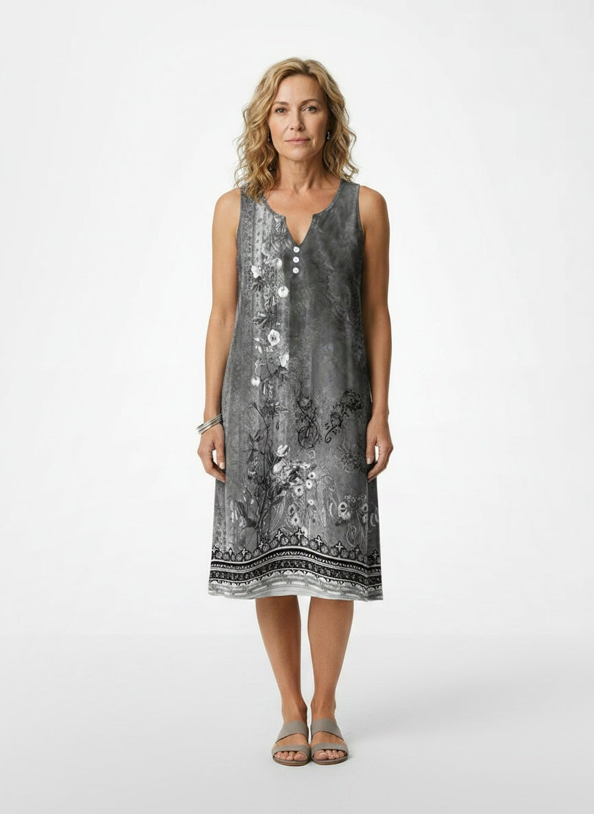 Full body view of the model wearing Robe mini légère sans manches femme