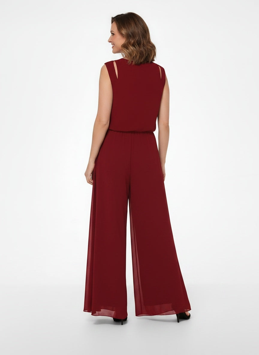 Back pose of the model wearing Combinaison d'été sans manches à jambes larges femme