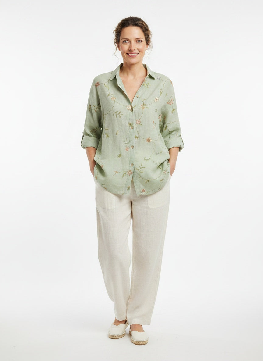 Full body view of the model wearing Blouse élégante boutonnée à manches longues femme