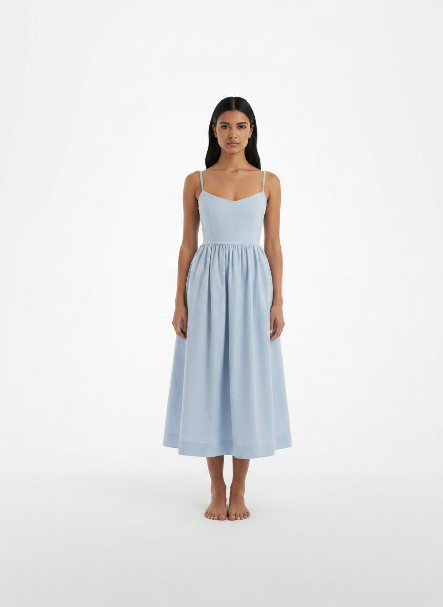Full body view of the model wearing Robe d'été midi sans manches coupe A femme