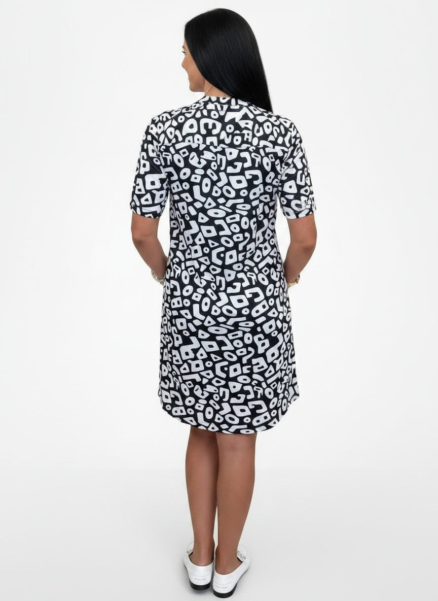 Back pose of the model wearing Robe midi imprimée à col en V femme