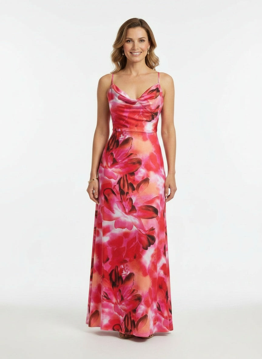 Full body view of the model wearing Robe d'été maxi portefeuille à fines bretelles femme