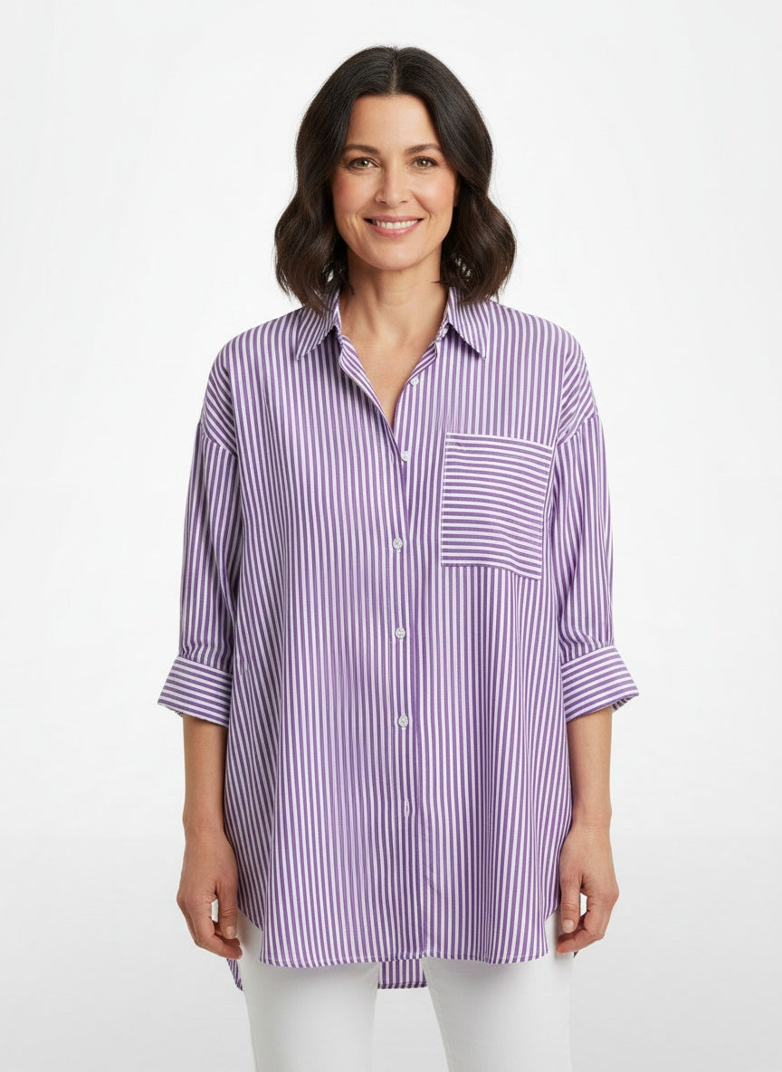 Full body view of the model wearing Blouse d'été rayée à manches longues femme