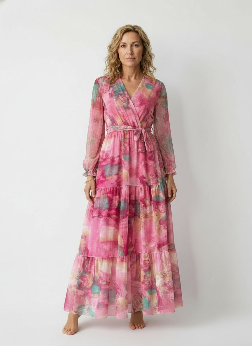 Full body view of the model wearing Robe portefeuille maxi à imprimé floral et manches longues femme