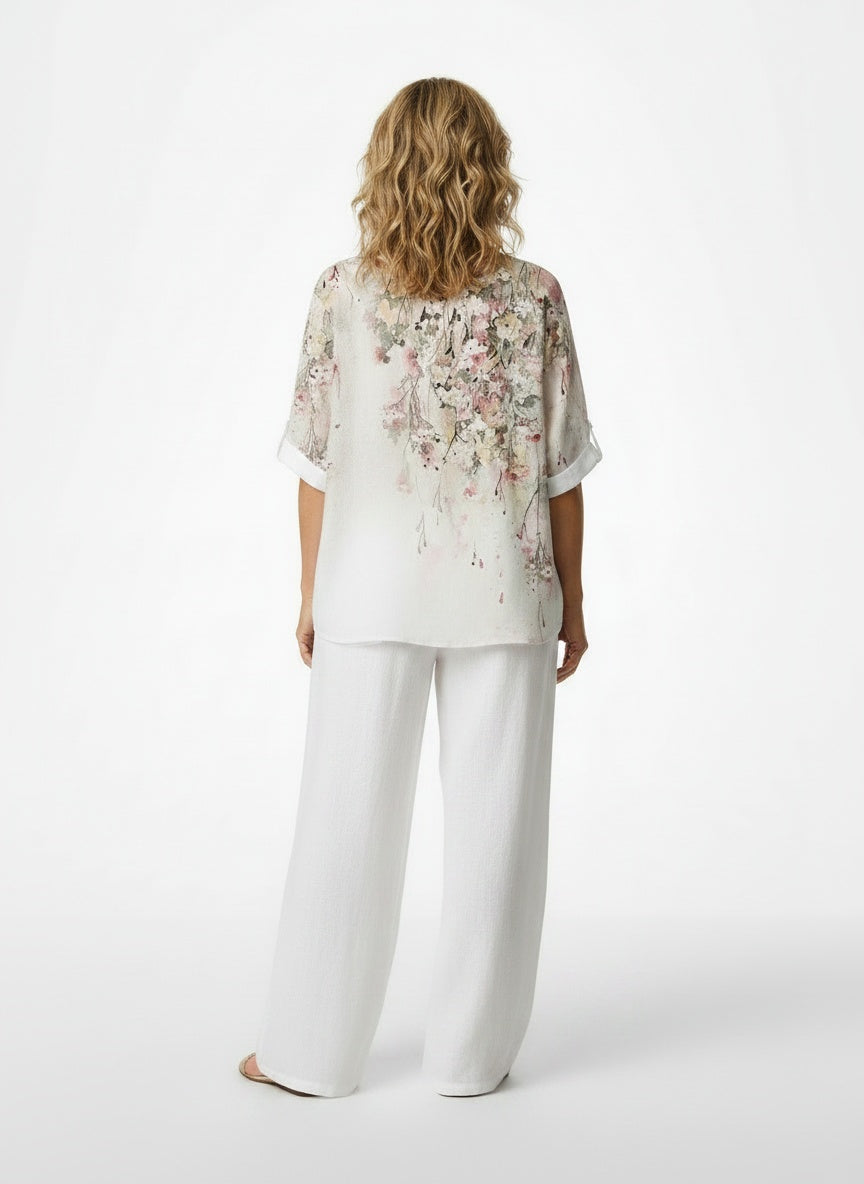 Back pose of the model wearing Ensemble d'été deux pièces à coupe confortable femme