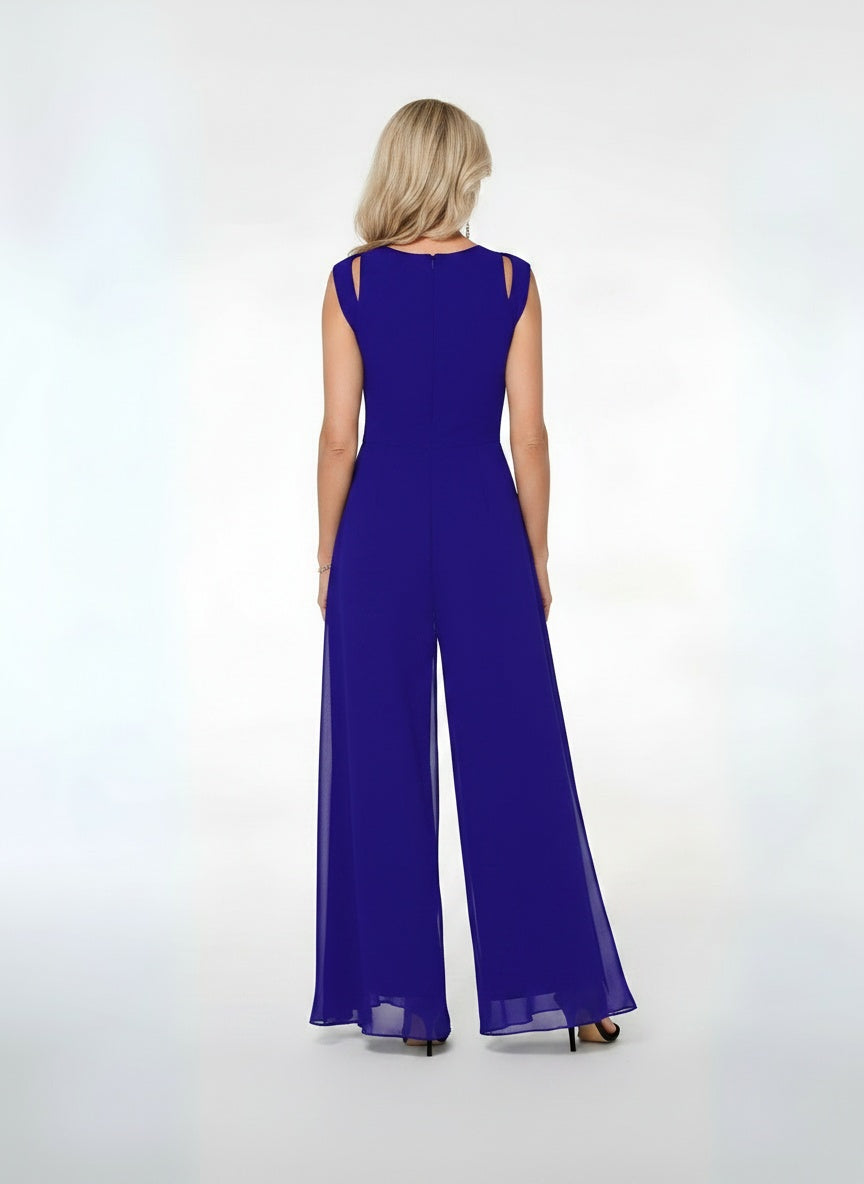 Back pose of the model wearing Combinaison d'été sans manches à jambes larges femme