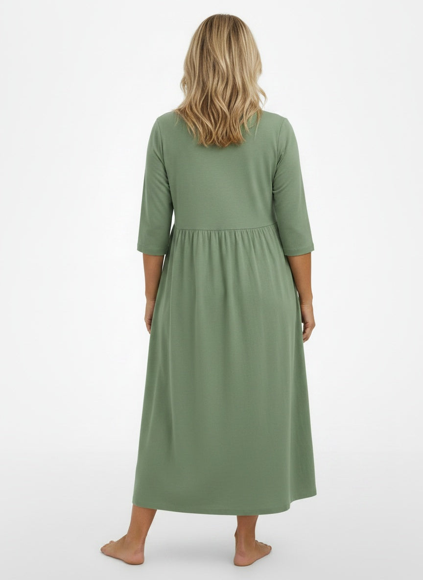 Back pose of the model wearing Robe d'été midi à coupe confortable femme