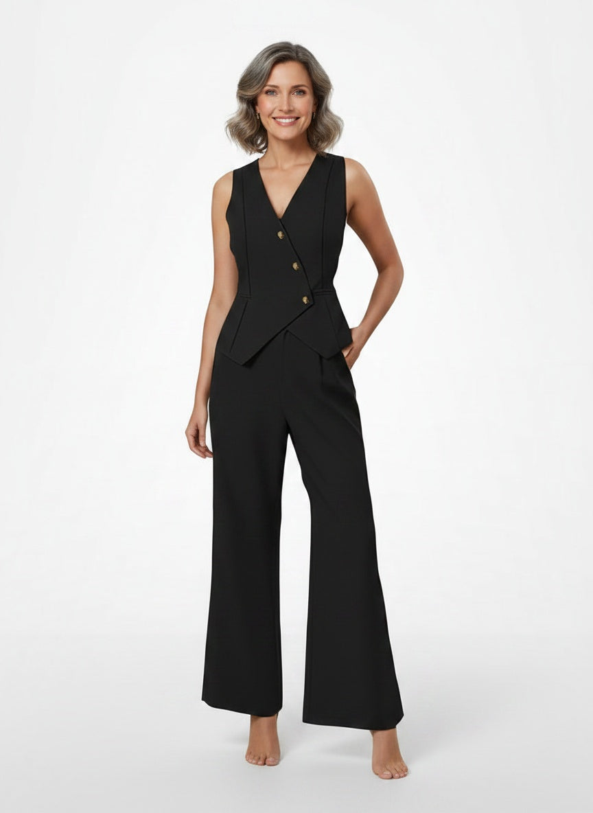 Full body view of the model wearing Ensemble deux pièces avec gilet et pantalon large femme