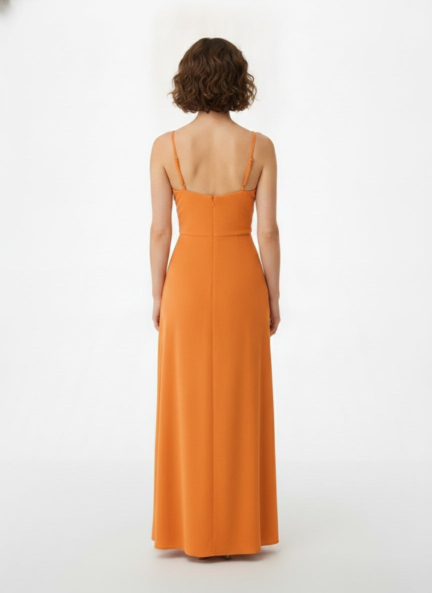 Back pose of the model wearing Robe d'été maxi portefeuille à fines bretelles femme