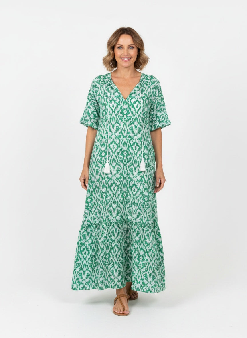 Full body view of the model wearing Robe midi légère imprimée femme