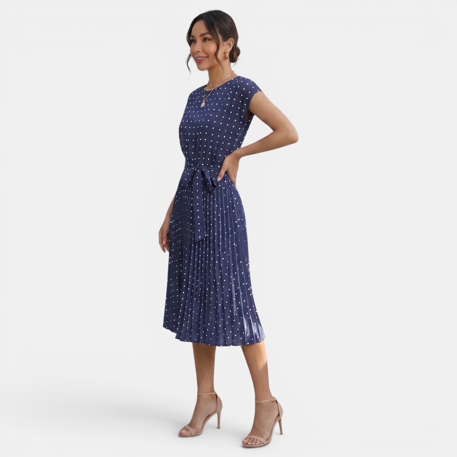 Robe midi à pois plissée à manches courtes
