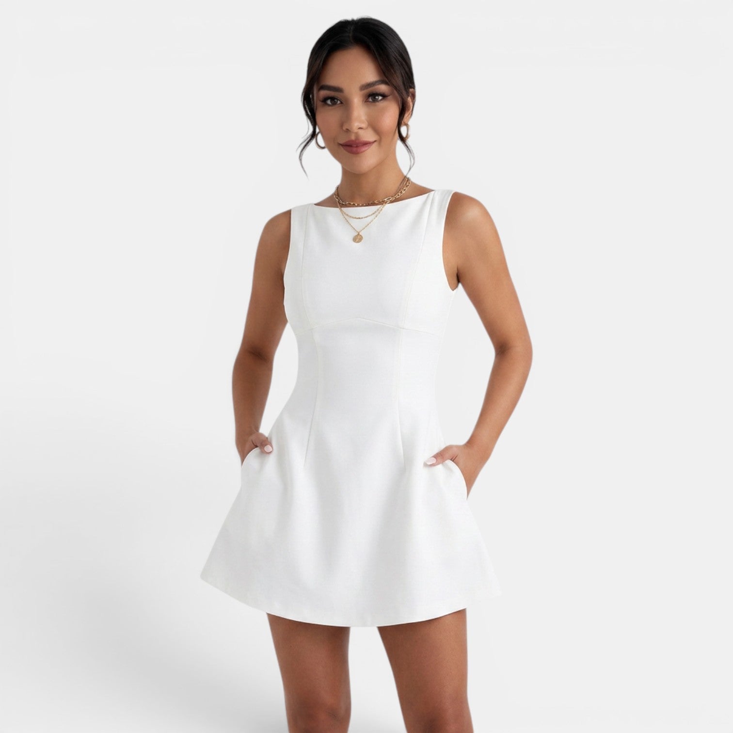 Robe courte d'été ajustée sans manches à dos nu