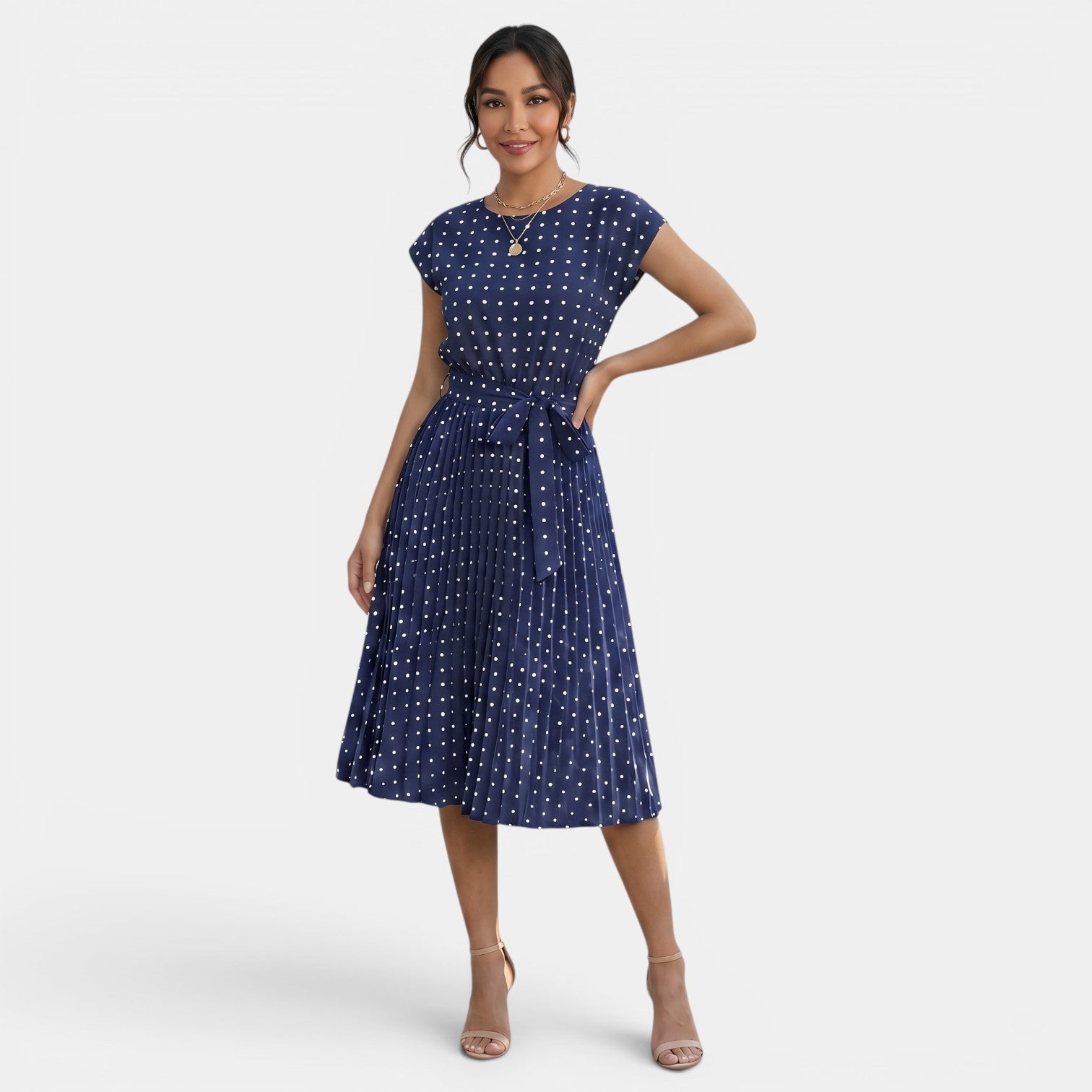 Robe midi à pois plissée à manches courtes