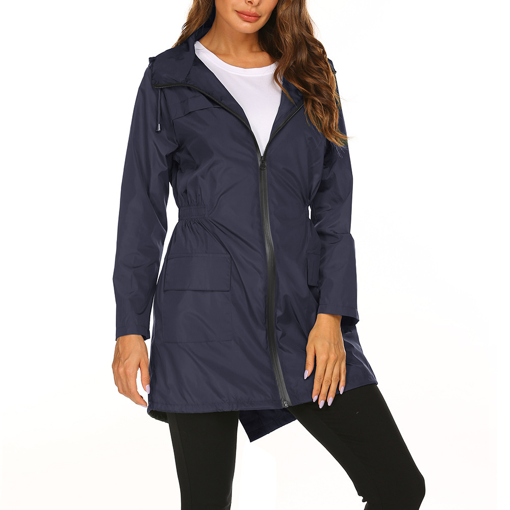Manteau de pluie femme long et déperlant à capuche et taille élastique 1