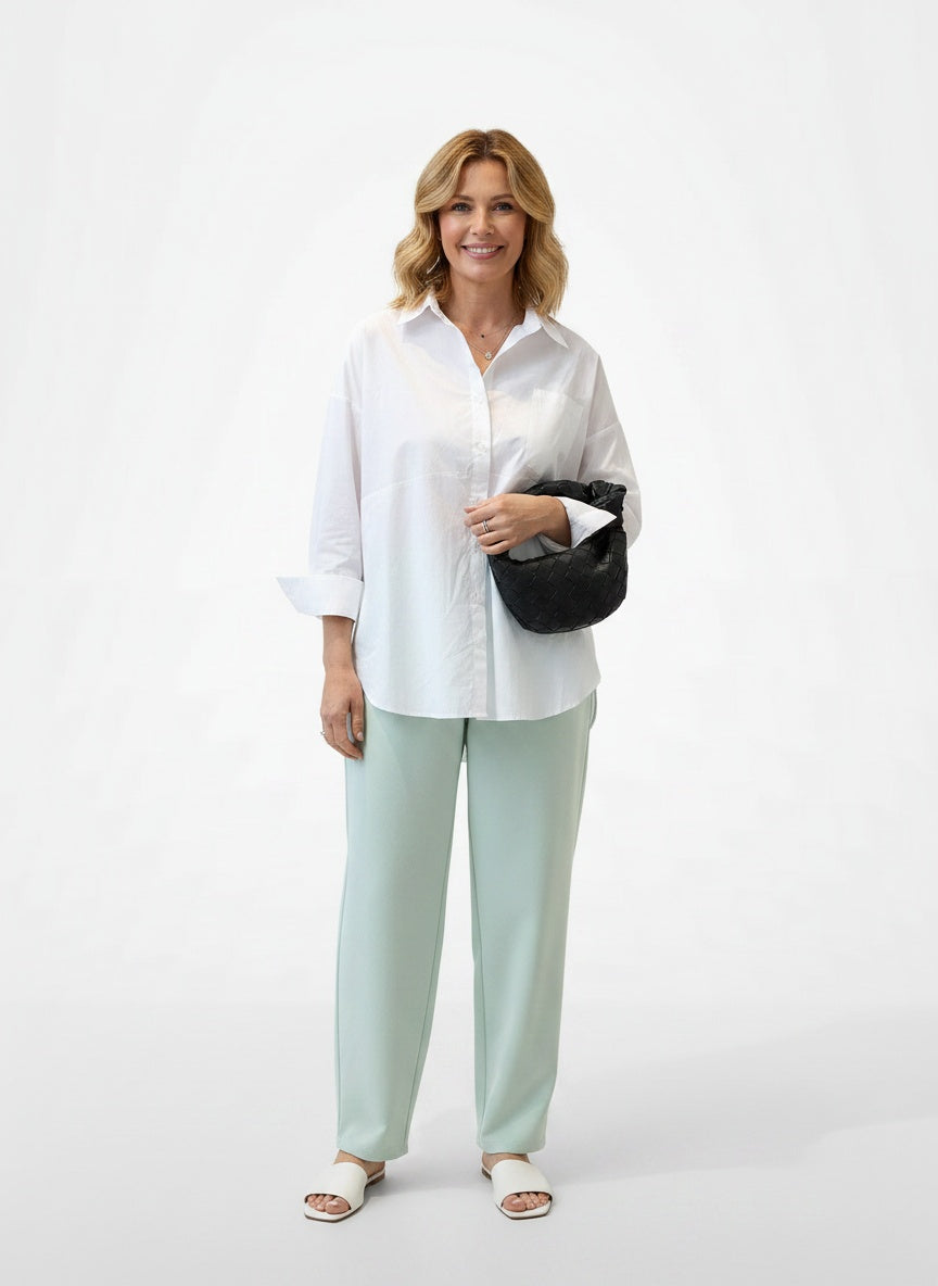 Full body view of the model wearing Sac tissé en forme de cône avec fermeture zippée femme