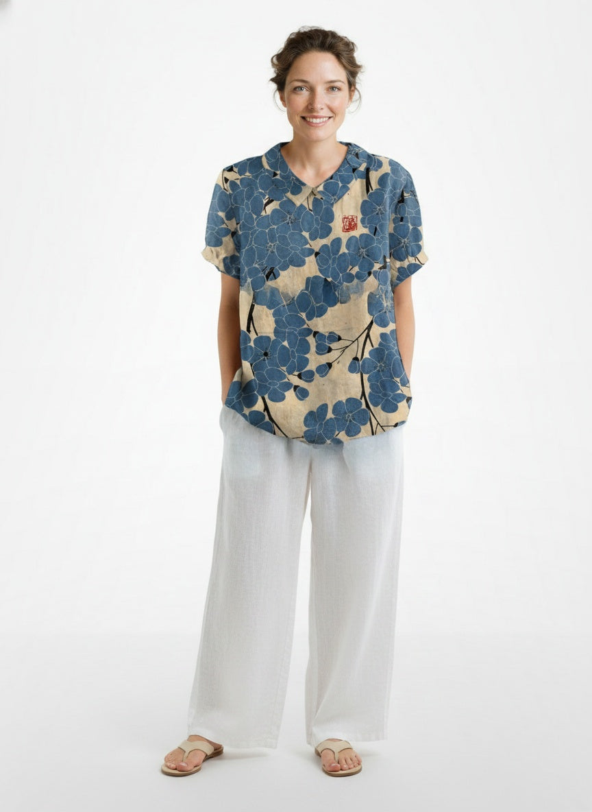 Full body view of the model wearing Blouse vintage à imprimé floral femme