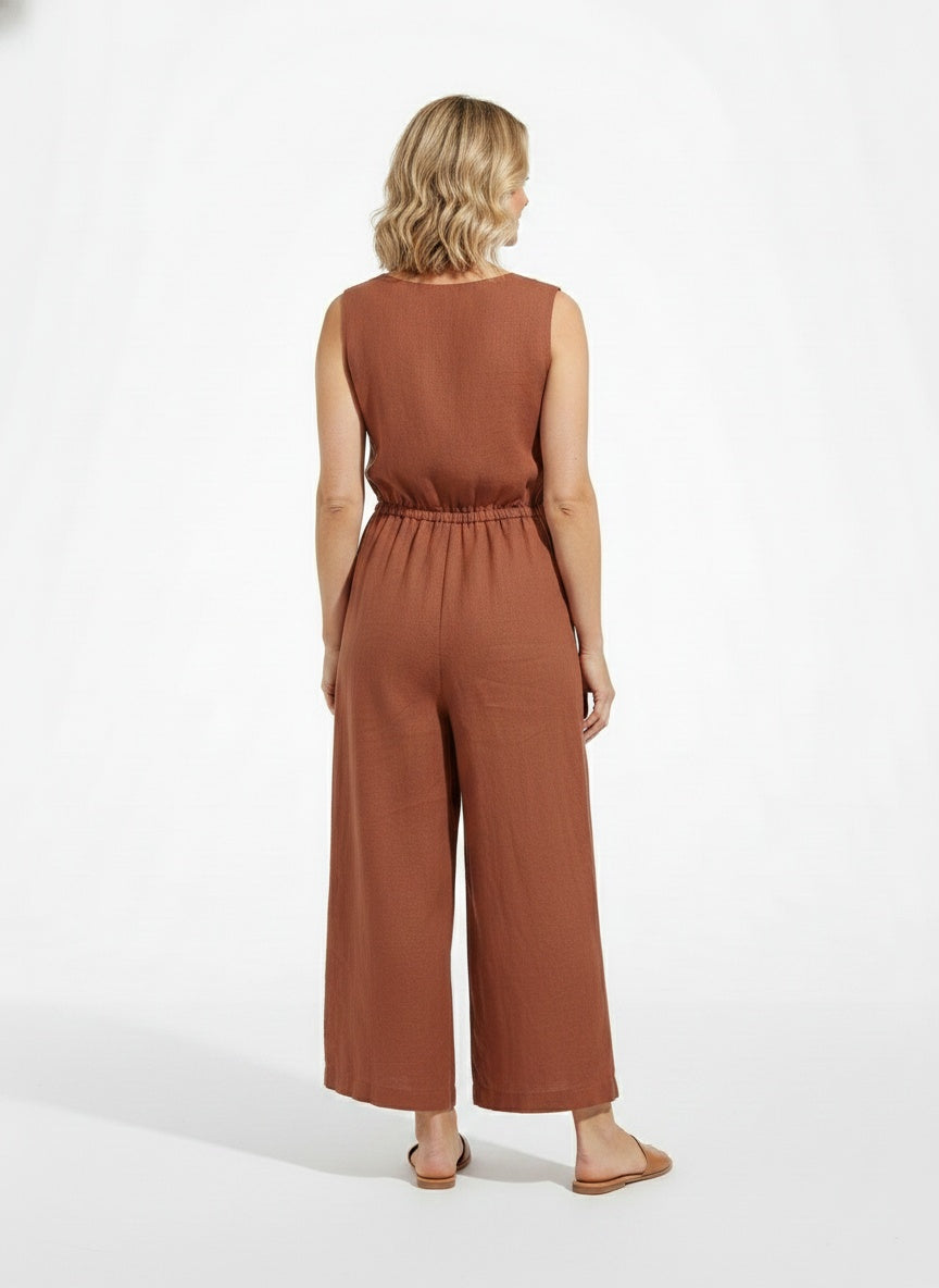 Back pose of the model wearing Combinaison sans manches à jambes larges femme