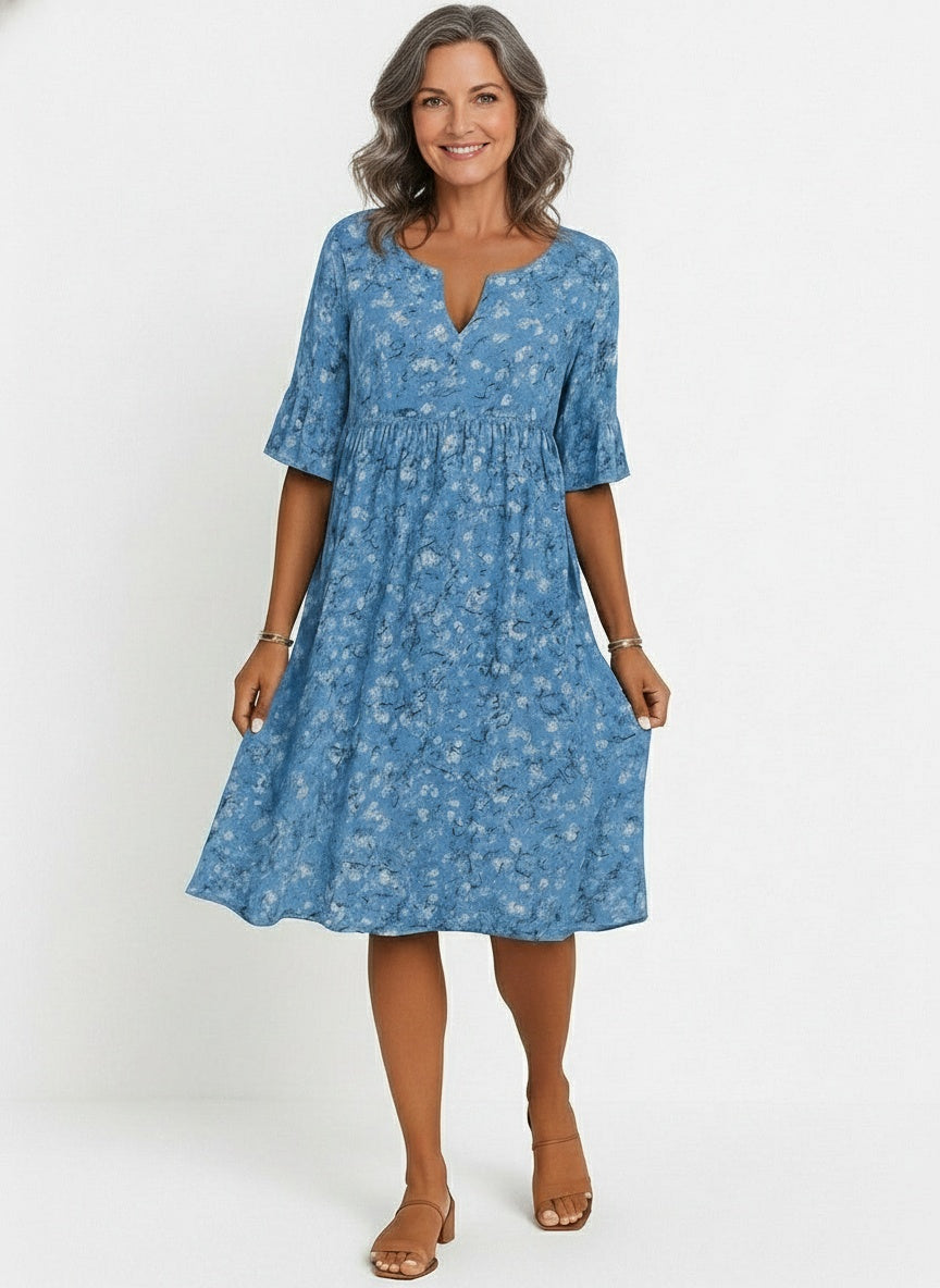 Full body view of the model wearing Robe midi à imprimé floral femme